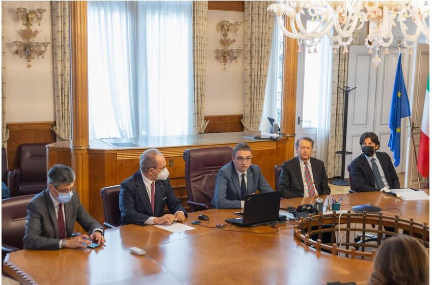 La Provincia di Trento e Il Sole 24 Ore presentano il nuovo Festival dell'Economia di Trento.
Tre filoni: accademia, politica industriale e territorio. Maggior coinvolgimento di giovani, famiglie e te
