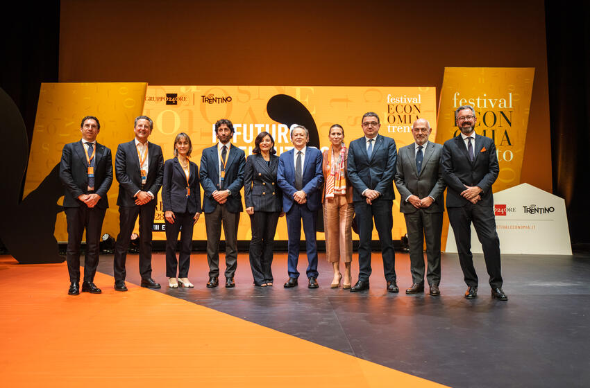 Record di presenze dal vivo e online per il Festival dell’Economia di Trento.
Oltre 3,5 milioni di visualizzazioni per i contenuti digitali dell’evento e 1.1 milioni di utenti raggiunti sui social